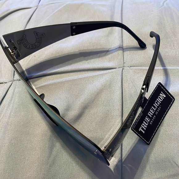 True Religon - Picture 2 of 6